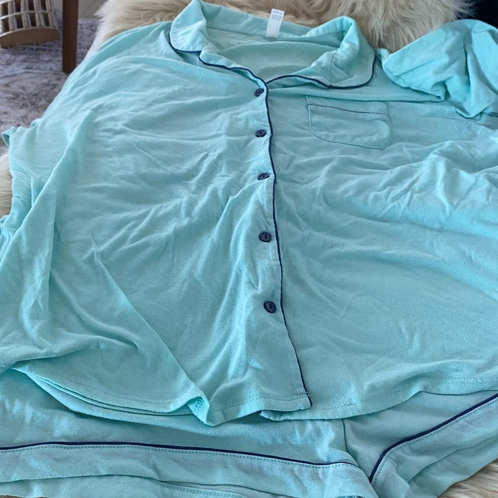 Women’s two piece sleep set. Shorts and too, super cute. Gently used some piling
